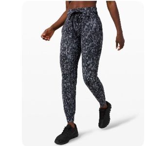 Lulu Ready to Rulu Jogger Eventide Jacquard Spray Dye Black Deep Coal. Size 10